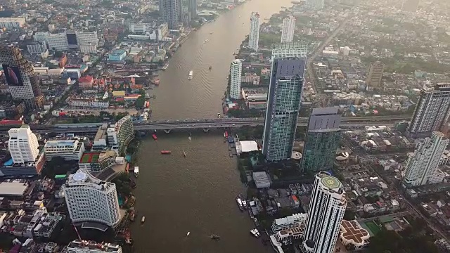 湄南河鸟瞰图，曼谷市中心。亚洲智慧城市的金融区和商业中心。日落时分的摩天大楼和高层建筑。视频素材