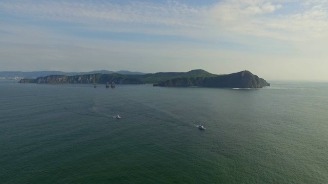 俄罗斯堪察加半岛彼得罗巴甫洛夫斯克海湾的船只鸟瞰图视频素材