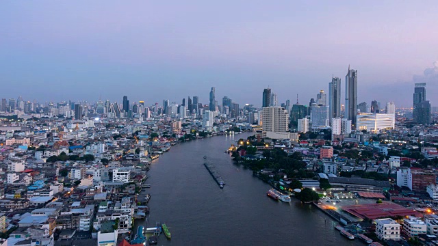 时间从早到晚流逝。湄南河鸟瞰图，曼谷市中心。亚洲智慧城市的金融区和商业中心。日落时分的摩天大楼和高层建筑。视频素材