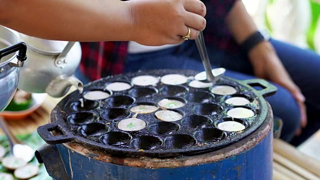 自制泰式椰子煎饼，泰式甜食，传统甜品“Kanom Krok”视频素材