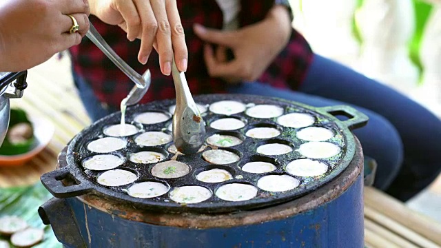 自制泰式椰子煎饼，泰式甜食，传统甜品“Kanom Krok”视频素材