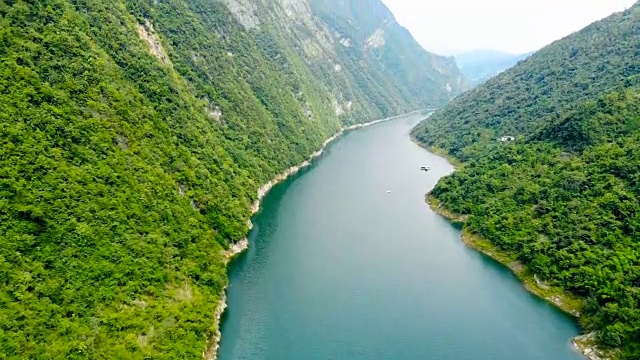 鸟瞰山间河流视频素材