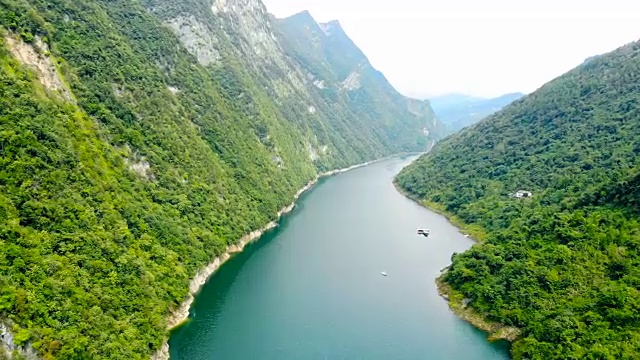 鸟瞰山间河流视频素材