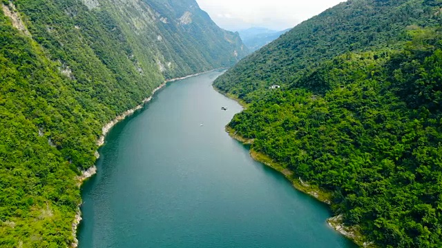 鸟瞰山间河流视频素材