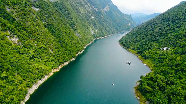 鸟瞰山间河流视频素材