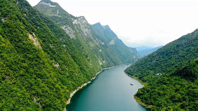 鸟瞰山间河流视频素材