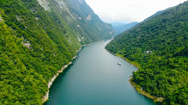 鸟瞰山间河流视频素材