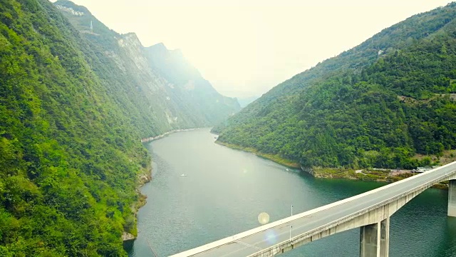 鸟瞰图河流和桥在山上视频素材