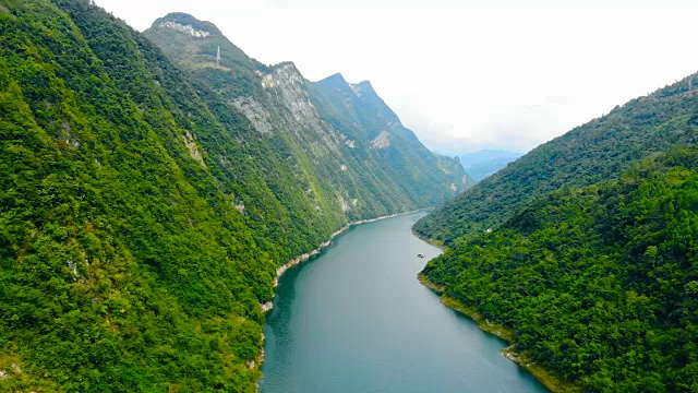 鸟瞰山间河流视频素材