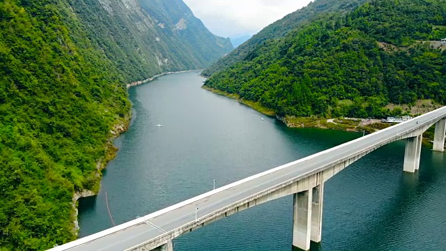 鸟瞰图公路桥上的河流在山上视频素材