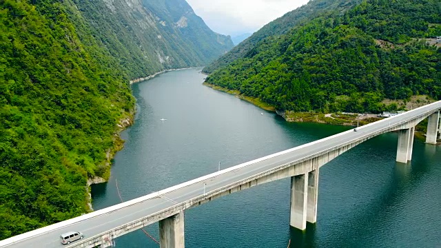 鸟瞰图公路桥上的河流在山上视频素材