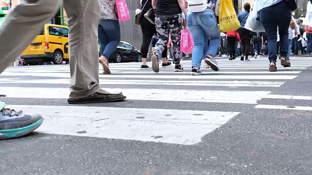 美国纽约时代广场繁忙的人行横道视频素材