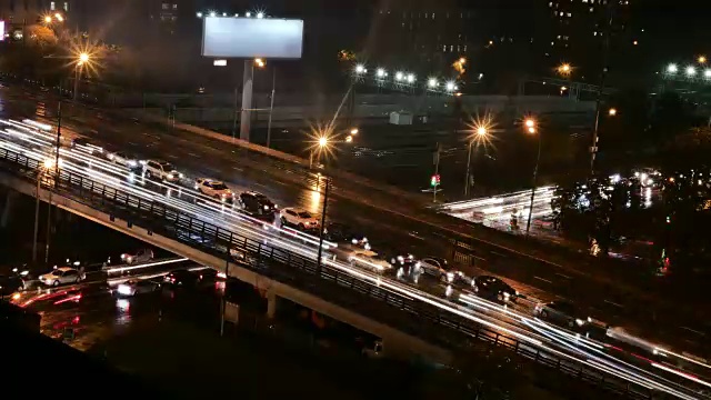 莫斯科夜间高速公路上的交通时间流逝视频素材