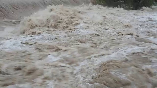 大雨过后，塞里奥河涨了起来。贝加莫省，意大利北部视频素材