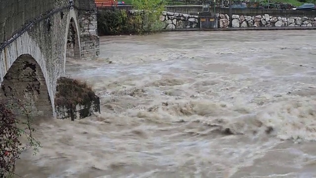 大雨过后，塞里奥河涨了起来。贝加莫省，意大利北部视频素材