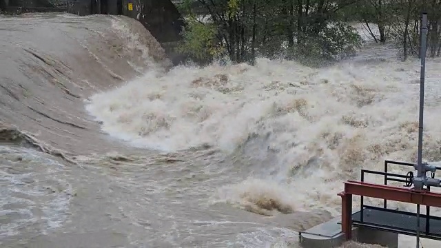 大雨过后，塞里奥河涨了起来。贝加莫省，意大利北部视频素材