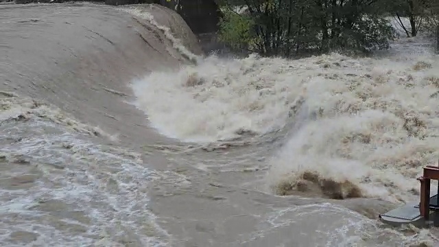 大雨过后，塞里奥河涨了起来。贝加莫省，意大利北部视频素材