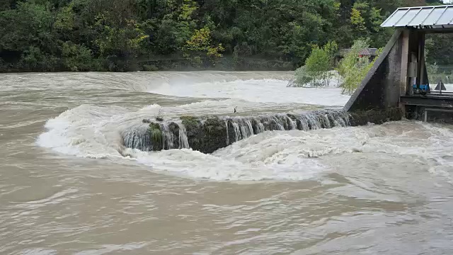 大雨过后，塞里奥河涨了起来。贝加莫省，意大利北部视频素材