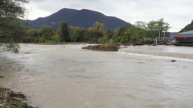 大雨过后，塞里奥河涨了起来。贝加莫省，意大利北部视频素材