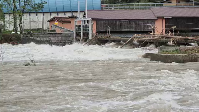 大雨过后，塞里奥河涨了起来。贝加莫省，意大利北部视频素材