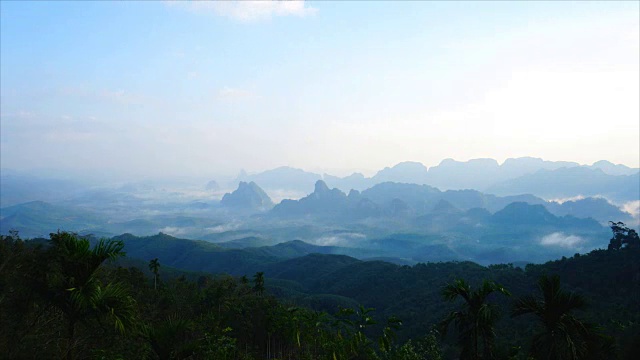 时间流逝日出，雾和云。视频素材