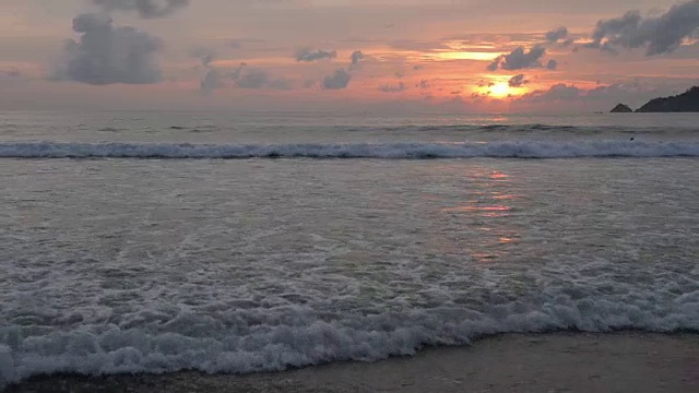 海面上金色的落日宁静的田园诗般的景色视频素材