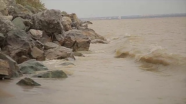 海浪冲击着岩石视频素材