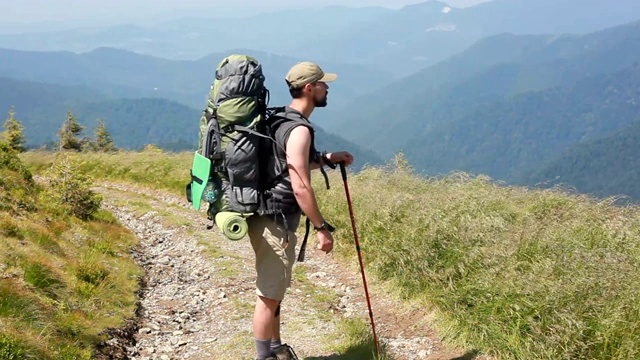 年轻人站在夏日山崖上视频素材