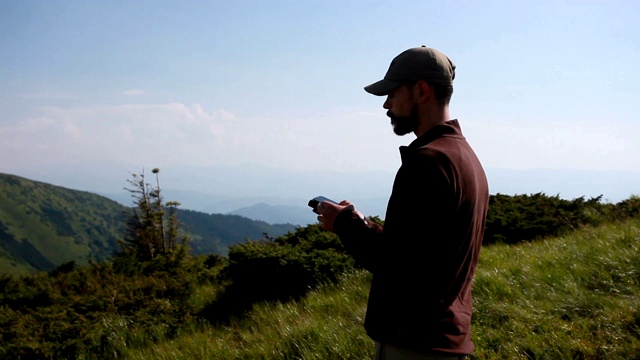 年轻人站在夏日山崖上视频素材