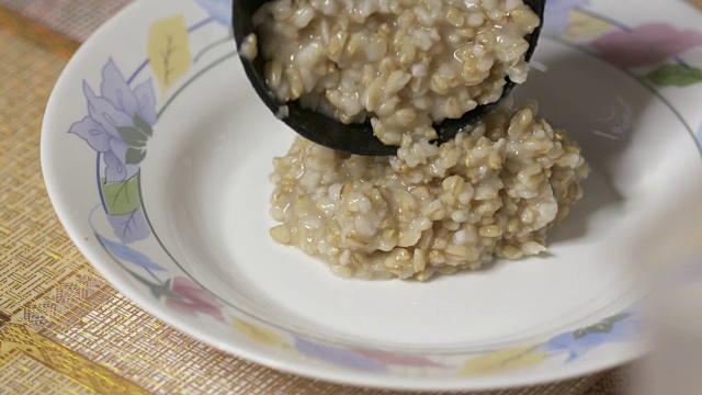 早餐用燕麦和水作为健康饮食视频素材