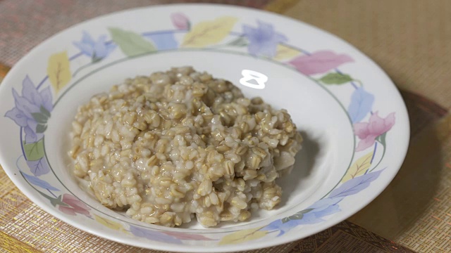 早餐用燕麦和水作为健康饮食视频素材