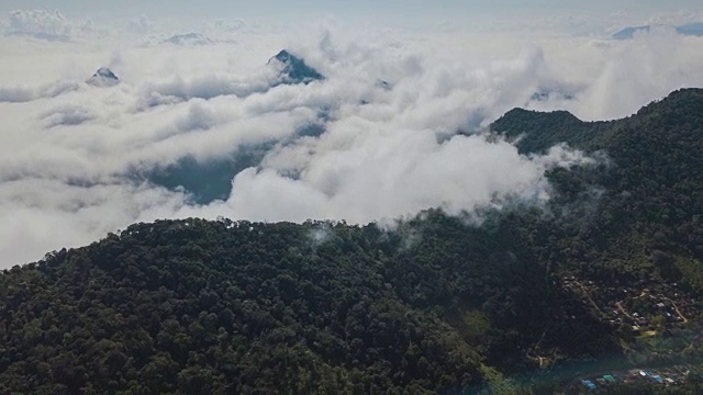 4k分辨率超延时鸟瞰图的雾在泰国北部的山视频素材