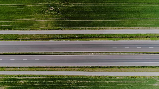 汽车通过公路鸟瞰图视频素材