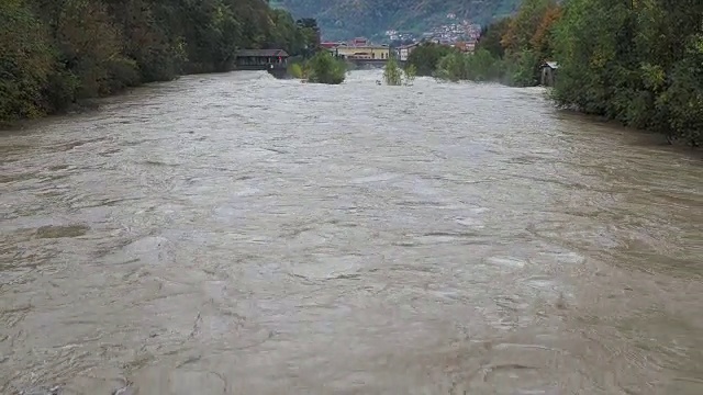 大雨过后，塞里奥河涨了起来。贝加莫省，意大利北部视频素材