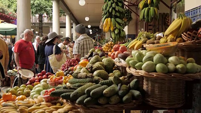 新鲜农产品在梅尔卡多多Lavradores(农贸市场)，芬查尔，马德拉，葡萄牙，大西洋，欧洲视频素材