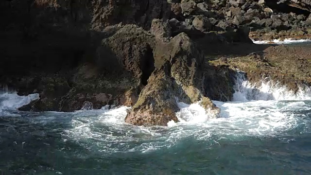 海浪撞击岩石海岸附近的卡尼科，马德拉，葡萄牙，大西洋，欧洲视频素材