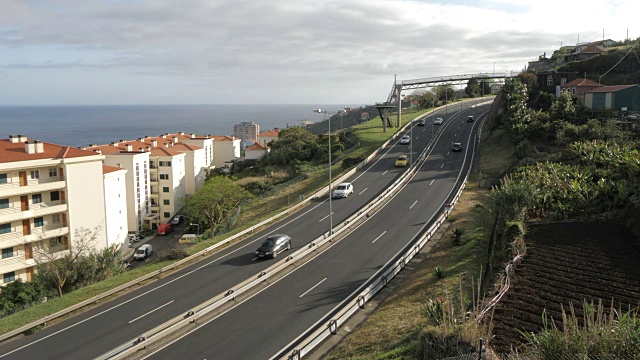 全景拍摄的VR1道路附近的卡尼科和大西洋在背景中可见，马德拉，葡萄牙，大西洋，欧洲视频素材