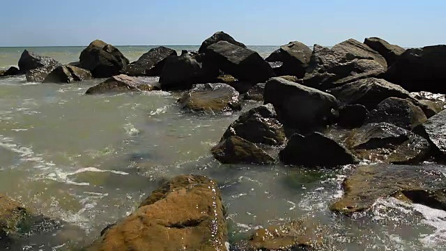 海浪拍打着石头海岸视频素材