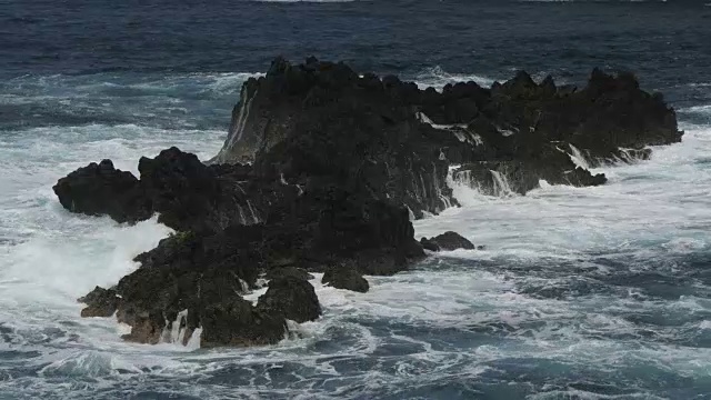 海浪撞击岩石和大西洋，波尔图莫尼兹，马德拉，葡萄牙，大西洋，欧洲视频素材