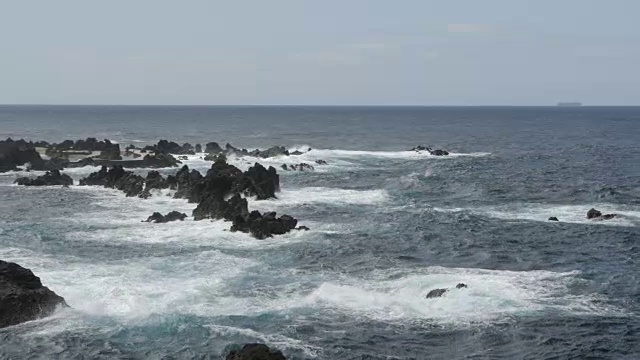 崎岖的海岸线，大西洋和小镇，波尔图莫尼兹，马德拉，葡萄牙，大西洋，欧洲视频素材