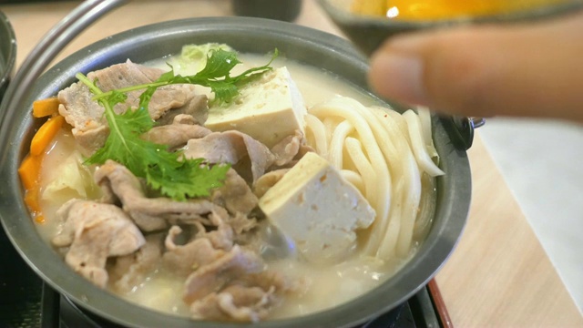 POV:亚洲食物(Sukiyaki)视频素材