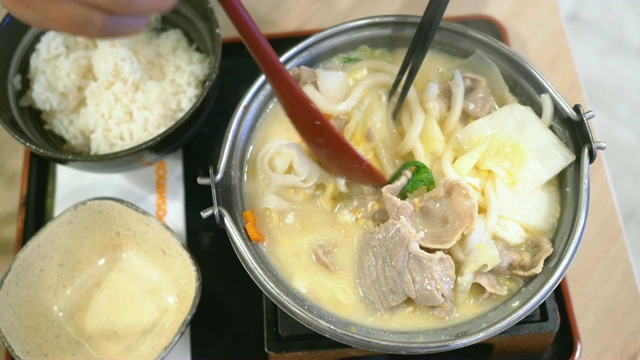 POV:亚洲食物(Sukiyaki)视频素材