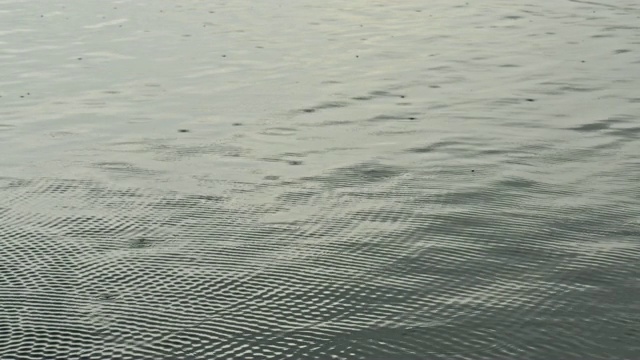 雨点溅在海面上。视频素材