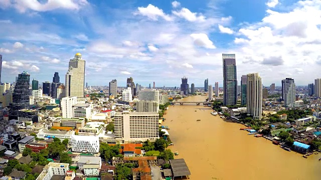 天际线城市景观的时间流逝。建筑工地、建筑、河船交通运输视频素材