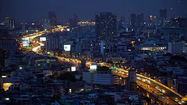 现代城市的建筑和道路的城市天际线视频素材