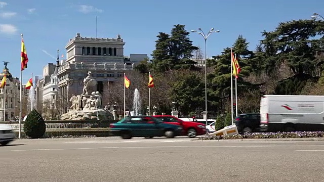 喷泉和交通在Cibeles广场和Calle de Alcala在明亮的阳光，马德里，西班牙，欧洲视频素材