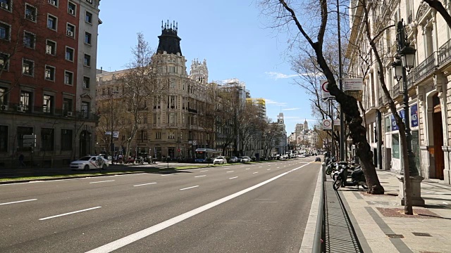 阳光明媚的阿尔卡拉门和Calle de Alcala独立拱门，西班牙马德里，欧洲视频素材