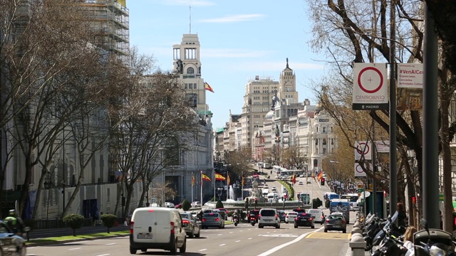 Calle de Alcala朝向Cibeles广场在明亮的阳光，马德里，西班牙，欧洲视频素材