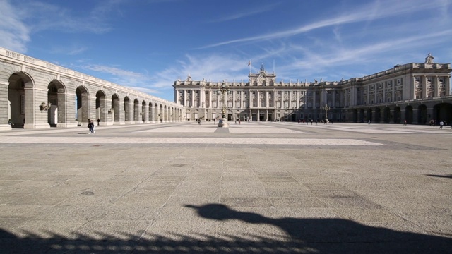 拍摄于Palacio Real(皇家宫殿)在明亮的阳光下，广场德拉阿梅里亚，马德里，西班牙，欧洲视频素材