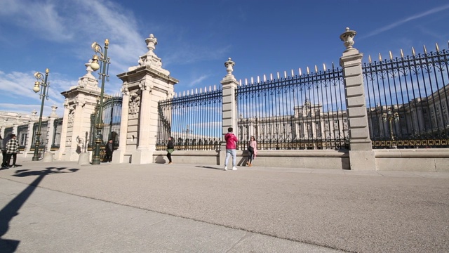 从Palacio Real(皇家宫殿)在明亮的阳光，广场德拉阿梅里亚，马德里，西班牙，欧洲视频素材